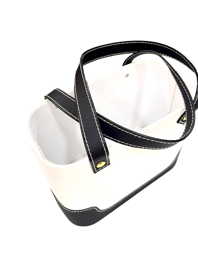Caja forma cartera en piel blanca y negra con mangas D79-N