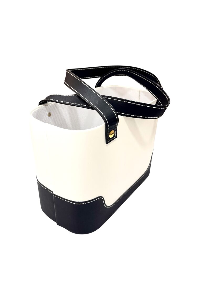 Caja forma cartera en piel blanca y negra con mangas D79-N